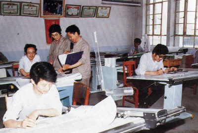 從1984年第一季度到抓管理上登記全面提高企業(yè)素質(zhì)驗(yàn)收前，采取分線檢查、總結(jié)成績、找出差距、提出措施、限期整改的方法，使各項(xiàng)工作在整頓中鞏固提高，在鞏固提高中進(jìn)行再整頓，再提高。