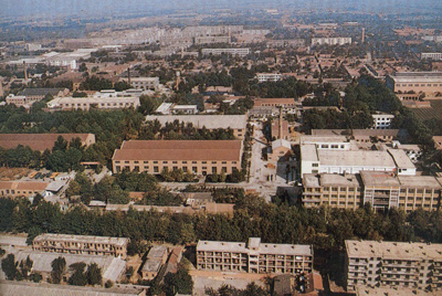 推土機(jī)總廠本部廠區(qū)。山東推土機(jī)總廠建立時(shí)，固定資產(chǎn)原值為2569萬元，占地面積為517538平方米，建筑面積為170861平方米。