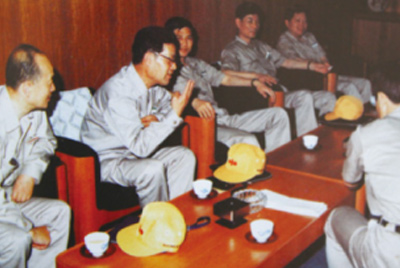 為了學(xué)習(xí)外國先進(jìn)技術(shù)和管理方法，前往引進(jìn)技術(shù)與設(shè)備的國家進(jìn)行實(shí)地考察。薛仲光廠長在日本。