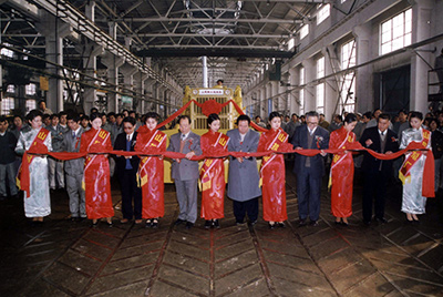 山推股份公司舉行山推牌TY220推土機(jī)5000臺(tái)下線慶典活動(dòng)。