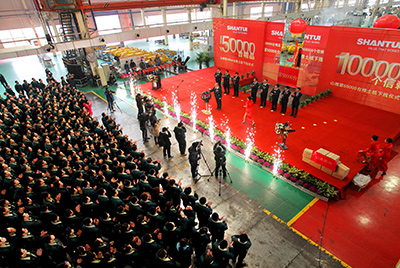推土機(jī)事業(yè)部總裝工廠隆重舉行推土機(jī)第50000臺(tái)下線慶典儀式。這一激動(dòng)人心的歷史時(shí)刻標(biāo)志著50000臺(tái)不僅僅是一個(gè)數(shù)量的積累，更是山推管理水平、生產(chǎn)規(guī)模、制造技術(shù)、研發(fā)能力、銷售能力等綜合能力的體現(xiàn)，標(biāo)志著山推推土機(jī)產(chǎn)業(yè)整體實(shí)力進(jìn)一步增強(qiáng)，是從量變到質(zhì)變的飛躍。