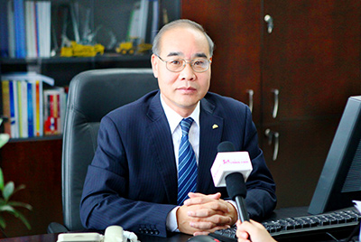 張秀文董事長在接受中國山東網(wǎng)專題采訪時(shí)，就公司踐行“厚道魯商”倡樹行動(dòng)進(jìn)行回答，介紹了山推把“仁義、誠信、厚道”的文化精髓融入到生產(chǎn)經(jīng)營的全過程的典型做法和“誠敬做產(chǎn)品，誠信做企業(yè)”的經(jīng)營理念，在工程機(jī)械行業(yè)樹立起了“厚德堅(jiān)韌”的山東國企形象