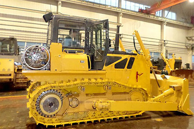 世界上第一臺(tái)燃?xì)庑吐膸酵仆翙C(jī)——SD20-5（LNG）在研究總院新產(chǎn)品試制中心下線。SD20-5（LNG）履帶式推土機(jī)是公司順應(yīng)行業(yè)發(fā)展趨勢開發(fā)的一款節(jié)能、環(huán)保產(chǎn)品，整機(jī)采用天然氣專用發(fā)動(dòng)機(jī)，燃燒后無積炭，滿足stageIIIA排放，壽命更長，維修頻率更低。