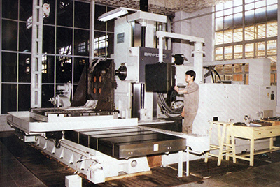 BPN-13B(R4)數(shù)控臥式加工中心。廠房擴(kuò)建加大，設(shè)備填平補(bǔ)齊，增加精、大、稀設(shè)備，新上生產(chǎn)線，提高企業(yè)裝備素質(zhì)，使山推廠成為名副其實(shí)的大馬力推土機(jī)生產(chǎn)廠。