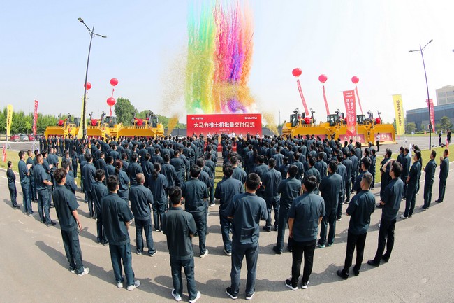 5月17日，山推向中煤平朔集團(tuán)一次性交付六臺(tái)中國最大馬力推土機(jī)。